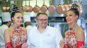 El restaurante del Moulin Rouge tiene un precio medio de 82 euros por persona. El restaurante del Moulin Rouge tiene un precio medio de 82 euros por persona.