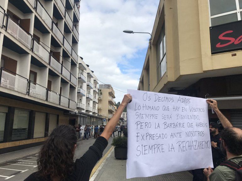Personas se concentraron frente al hotel donde se alojan los polic&iacute;as para manifestarle su rechazo. 