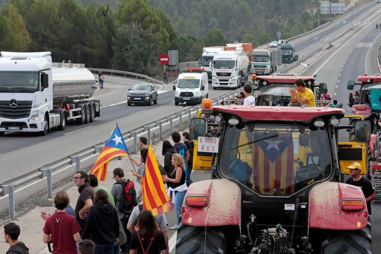 Un grupo de manifestantes ha cortado la autov&iacute;a A-2 por diversos puntos de la comarcas de la An&ograve;ia, la A-2 es una 37 carreteras catalanas, que permanece cortada por las concentraciones de ciudadanos que secundan el "paro de pa&iacute;s" y la huelga general, lo que est&aacute; originando un caos en la red viaria con colas kilom&eacute;tricas de veh&iacute;culos.  