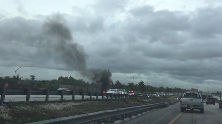 La columna de humo del veh&iacute;culo incendiado se observa a varias millas de distancia.