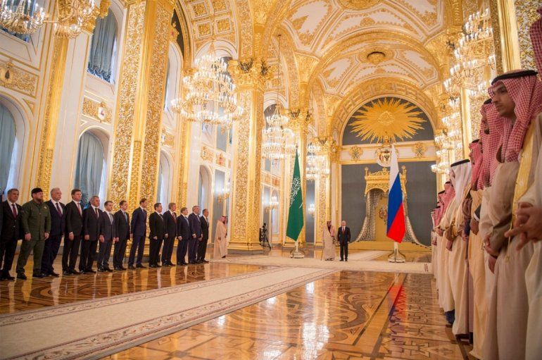 Vladimir Putin recibe en el Kremlin al rey Salmán ben Abdelaziz al Saúd el 05OCT17.