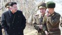 Imagen de archivo del líder norcoreano Kim Jong-un (izq.) durante una visita a una unidad militar en una isla del norte del país. Imagen de archivo del líder norcoreano Kim Jong-un (izq.) durante una visita a una unidad militar en una isla del norte del país.