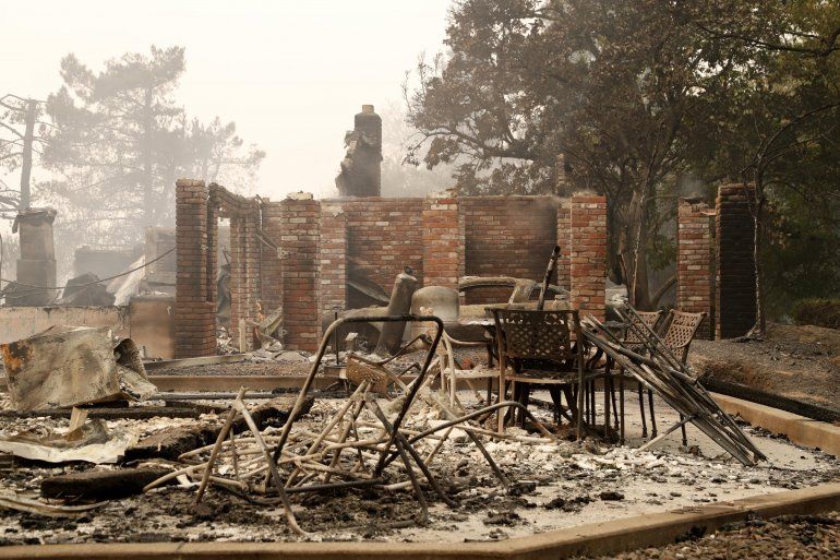Una vivienda destruida por el voraz incendio que afectó la población de Santa Rosa en California. 