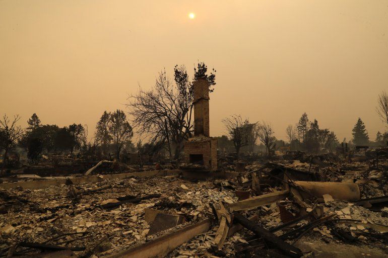 Solo la chimenea de esta vivienda quedó en pie luego que un voraz incendio se extendió por Santa Rosa en California y destruyera más de 1.500 viviendas. 