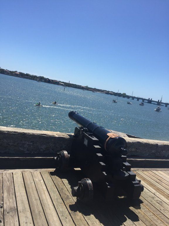 En la terraza del Castillo de San Marcos descansa la artillería que se usaba contra los barcos piratas. 