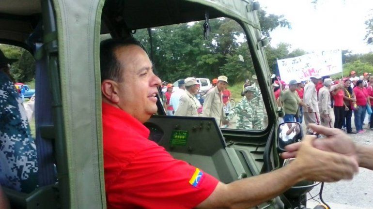 Candidato oficialista utiliza un recién adquirido vehículo militar CS/VP4 en acto proselitista el 05SEP17 en Camatagua