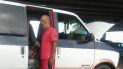 El opositor cubano Orlando Fundora y su esposa se auxilian de una furgoneta y de poquísimos enseres para sobrevivir el día a día. El opositor cubano Orlando Fundora y su esposa se auxilian de una furgoneta y de poquísimos enseres para sobrevivir el día a día.