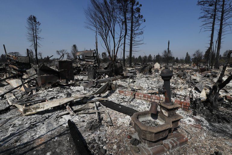 Vista de un vecindario afectado por el incendioen Santa Rosa, California. 