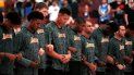 Los jugadores de los Lakers se entrelazan los brazos durante el himno nacional en un juego de esta pretemporada. Los jugadores de los Lakers se entrelazan los brazos durante el himno nacional en un juego de esta pretemporada.