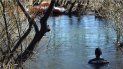 Un grupo de buzos de la Prefectura Naval encontró un cuerpo en el río Chubut, en la patagonia argentina, y ahora se investiga si pertenece al desaparecido Santiago Maldonado. Un grupo de buzos de la Prefectura Naval encontró un cuerpo en el río Chubut, en la patagonia argentina, y ahora se investiga si pertenece al desaparecido Santiago Maldonado.