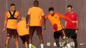Ernesto Valverde (derecha) observa a Lionel Messi durante los entrenamientos de este martes del Barcelona. Ernesto Valverde (derecha) observa a Lionel Messi durante los entrenamientos de este martes del Barcelona.