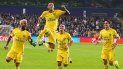 El jugador del París Saint-Germain Neymar (segundo de izquierda a derecha) celebra con sus compañeros después de anotar el tercer gol de su equipo. El jugador del París Saint-Germain Neymar (segundo de izquierda a derecha) celebra con sus compañeros después de anotar el tercer gol de su equipo.