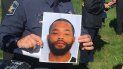 Un oficial de la policía sostiene la foto de Radee Prince, presunto autor del tiroteo que dejó tres personas muertas en la localidad de Edgewood, a las afueras de Baltimore, estado de Maryland. Un oficial de la policía sostiene la foto de Radee Prince, presunto autor del tiroteo que dejó tres personas muertas en la localidad de Edgewood, a las afueras de Baltimore, estado de Maryland.