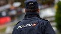 Según la Policía, por la noche los jóvenes la rodearon y empezaron a empujarle y realizarle tocamientos en sus partes íntimas, hasta que finalmente pudo escapar de ellos. Según la Policía, por la noche los jóvenes la rodearon y empezaron a empujarle y realizarle tocamientos en sus partes íntimas, hasta que finalmente pudo escapar de ellos.