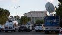 Parte de las unidades móviles de los canales de television desplegadas en el estacionamiento del auditorio Parte de las unidades móviles de los canales de television desplegadas en el estacionamiento del auditorio