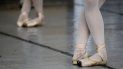 Detalle de los pies de una estudiante durante una clase en la Escuela Nacional de Ballet. Detalle de los pies de una estudiante durante una clase en la Escuela Nacional de Ballet.
