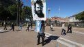 Una persona porta un cartel con la imagen del desaparecido Santiago Maldonado durante la habitual ronda de los jueves de las Madres de Plaza de Mayo. Una persona porta un cartel con la imagen del desaparecido Santiago Maldonado durante la habitual ronda de los jueves de las Madres de Plaza de Mayo.