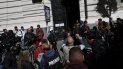 Ciudadanos y medios de comunicación esperan noticias fuera de la morgue judicial del Cuerpo Médico Forense de la Corte Suprema de Justicia, en Buenos Aires, Argentina, donde este viernes 20 de octubre de 2017 comenzó la autopsia del cuerpo hallado a pocos metros del lugar donde fue visto por última vez el joven Santiago Maldonado. Ciudadanos y medios de comunicación esperan noticias fuera de la morgue judicial del Cuerpo Médico Forense de la Corte Suprema de Justicia, en Buenos Aires, Argentina, donde este viernes 20 de octubre de 2017 comenzó la autopsia del cuerpo hallado a pocos metros del lugar donde fue visto por última vez el joven Santiago Maldonado.