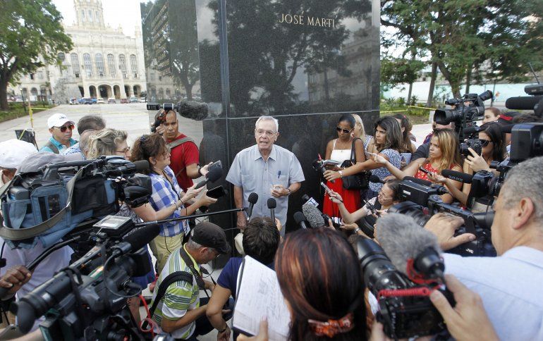 El historiador Eusebio Leal da detalles a periodistas sobre la r&eacute;plica de la estatua ecuestre del pr&oacute;cer independentista cubano Jos&eacute; Mart&iacute;.