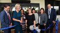 Eric Evans, Marsha Powers, Patricia Relly, Ana Mederos, Michele Thoman, Julie Garcia y Mark Racicot durante la ceremonia de corte de cinta de la nueva unidad del establecimiento médico. Eric Evans, Marsha Powers, Patricia Relly, Ana Mederos, Michele Thoman, Julie Garcia y Mark Racicot durante la ceremonia de corte de cinta de la nueva unidad del establecimiento médico.