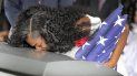 El féretro, envuelto en una bandera estadounidense, entró a media mañana a la iglesia para un funeral en el que sus familiares, encabezados por la viuda, Myeshia Johnson, vistieron de blanco. El féretro, envuelto en una bandera estadounidense, entró a media mañana a la iglesia para un funeral en el que sus familiares, encabezados por la viuda, Myeshia Johnson, vistieron de blanco.