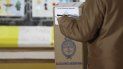 Unos 33 millones de argentinos están llamadas a acudir este domingo entre las 8.00 hora local (11.00 GMT) y las 18.00 (21.00 GMT) a 14.500 lugares de votación, donde se han desplegado un total de 90.084 mesas. Unos 33 millones de argentinos están llamadas a acudir este domingo entre las 8.00 hora local (11.00 GMT) y las 18.00 (21.00 GMT) a 14.500 lugares de votación, donde se han desplegado un total de 90.084 mesas.