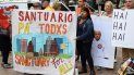 Un grupo de personas se manifiestan en contra del fiscal general de los Estados Unidos, Jeff Sessions, el pasado viernes 20 de octubre, en Austin, Texas. Sessions instó hoy a las autoridades locales a poner fin a las políticas santuario, unas directrices que siguen ciudades que se niegan a colaborar con las autoridades federales para proteger a los inmigrantes de la deportación. Un grupo de personas se manifiestan en contra del fiscal general de los Estados Unidos, Jeff Sessions, el pasado viernes 20 de octubre, en Austin, Texas. Sessions instó hoy a las autoridades locales a poner fin a las políticas santuario, unas directrices que siguen ciudades que se niegan a colaborar con las autoridades federales para proteger a los inmigrantes de la deportación.