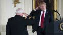 El presidente Donald Trump (d) saluda al capitán retirado del ejército de EEUU Gary M. Rose (i) antes de condecorarlo con la Medalla de Honor este lunes 23 de octubre de 2017, en Washington. El presidente Donald Trump (d) saluda al capitán retirado del ejército de EEUU Gary M. Rose (i) antes de condecorarlo con la Medalla de Honor este lunes 23 de octubre de 2017, en Washington.