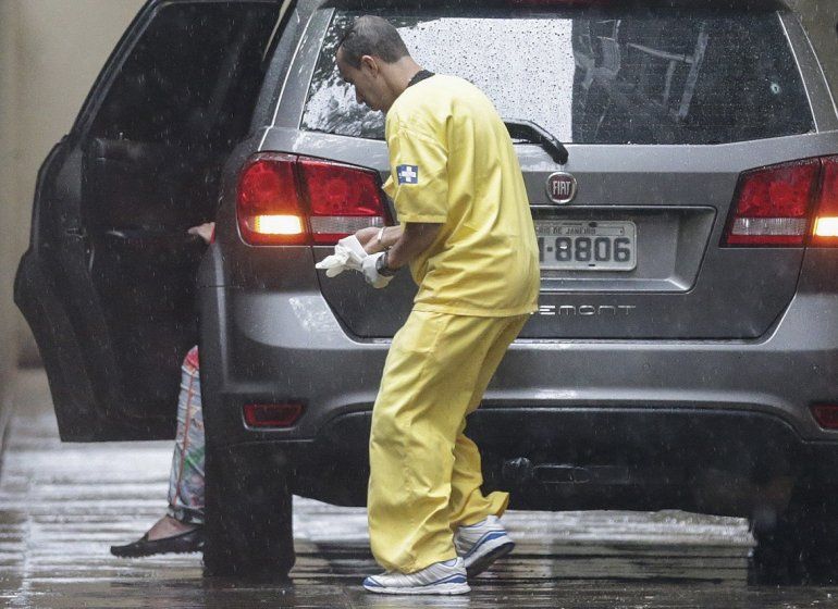 Peritos investigan el auto en el que falleci&oacute; la turista espa&ntilde;ola Mar&iacute;a Esperanza Jim&eacute;nez Ruiz luego de que dos polic&iacute;as motorizados dispararan contra el veh&iacute;culo en que viajaba.
