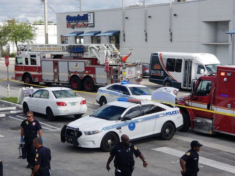 La policía llega al lugar del suceso.