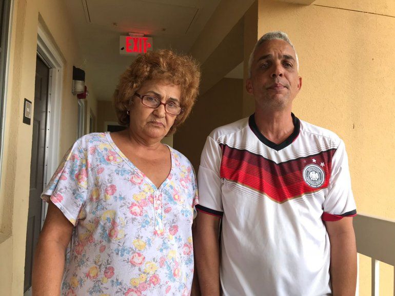 A Evelia y su hijo le preocupan la fecha en la que deberán abandonar el hotel donde pernoctan estos días.