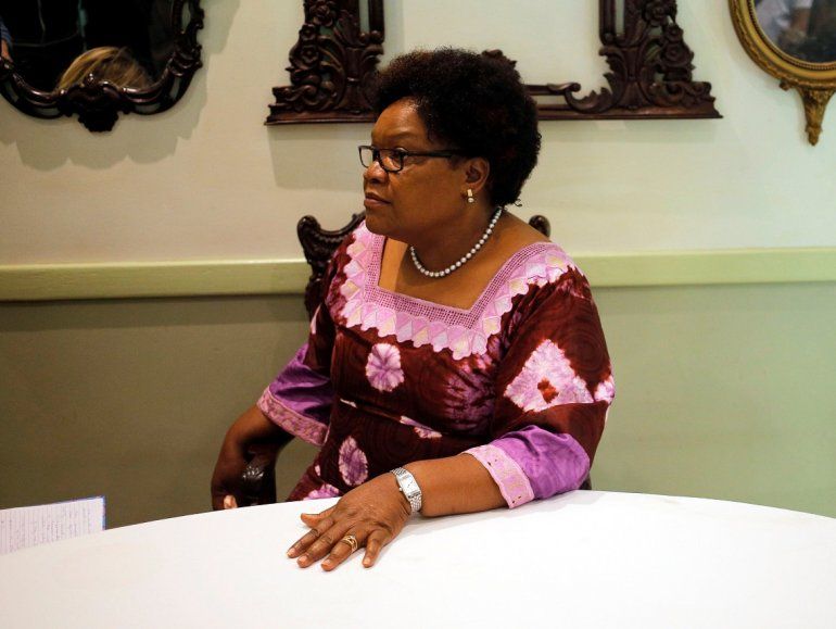La exvicepresidenta de Zimbabue Joice Mujuru ofrece una rueda de prensa en Harare, este 16 de noviembre de 2017. 