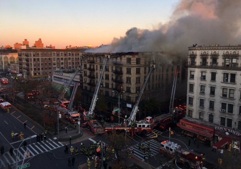 El Departamento de Bomberos de Nueva York confirm&oacute; que m&aacute;s de 200 efectivos luchan por sofocar el incendio en Manhattan.