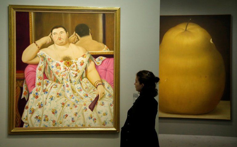 Una periodista observa la exposición del artista colombiano Fernando Botero en el Hotel Caumont en Aix en Provence.