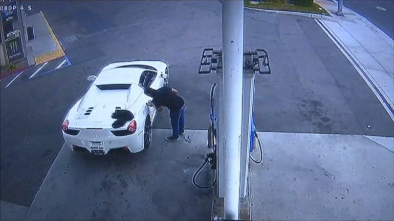 Israel P&eacute;rez Rangel, arrestado por la Polic&iacute;a de Santa Ana, California, por robar presuntamente un ferrari, es visto por una c&aacute;mara de vigilancia mientras intentaba echar gasolina al auto.