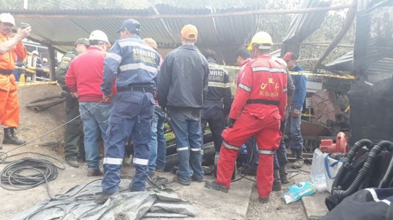 Un grupo de bomberos colombianos realizan la verificación de la zona donde ocurrió la explosión de la mina de carbón del municipio de Corrales, en Boyacá.