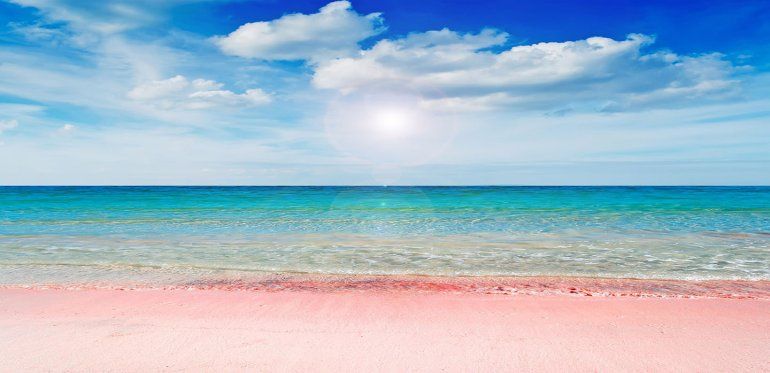 Pink Sands Beach, está ubicada en las Bahamas. Su carácteristica principal es la arena color rosa, que hace honor a su nombre sacado de un cuento de hadas. 
