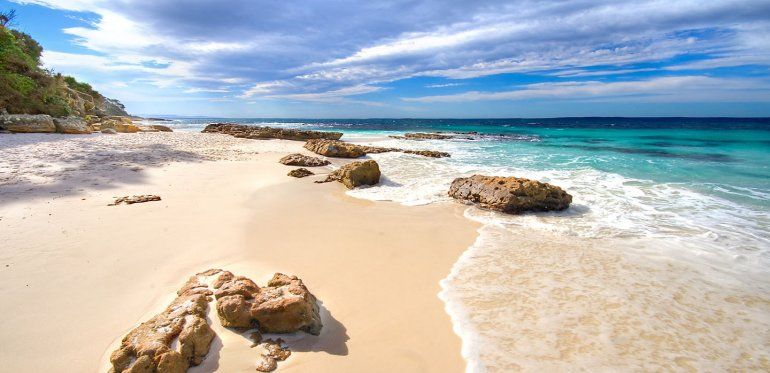 <p> Hyams Beach, en Nueva Gales del Sur. Es uno de los destinos más fascinantes de Australia. La idea común de una playa se rompe al conocer este espacio. </p><p></p>