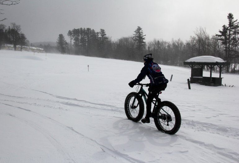 Excursión en fatbike por el paisaje nevado. 