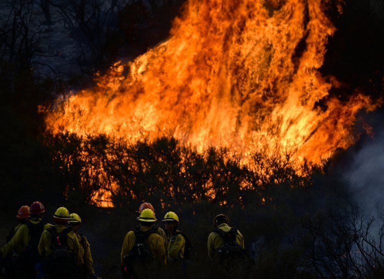 <div>Varios fuegos han afectado zonas del sur de California forzando a cientos de miles de personas a evacuar sus hogares. </div>