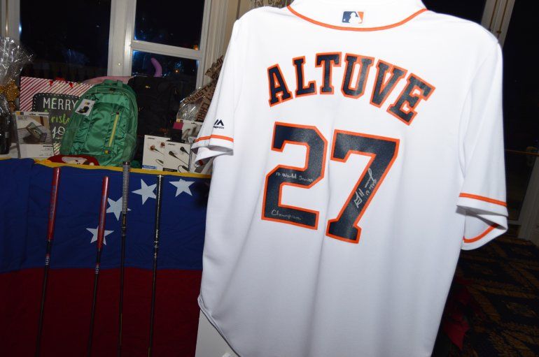 Esta camiseta del pelotero venezolano Jos&eacute; Altuve, MVP de las Grandes Ligas en 2017, fue subastada durante el acto ben&eacute;fico.