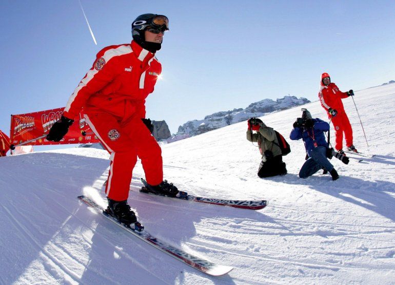 Michael Schumacher, el hombre que se jugaba la vida en cada carrera a m&aacute;s de 300 kil&oacute;metros por hora, encontr&oacute; la desdicha el 29 de diciembre de 2013 cuando sufri&oacute; un accidente de esqu&iacute; que le provoc&oacute; graves da&ntilde;os cerebrales.