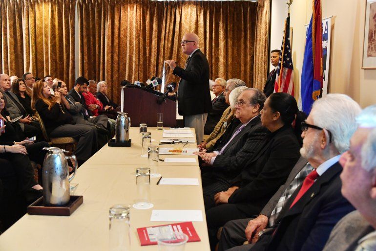 Se dirige al p&uacute;blico el secretario general del Directorio Democr&aacute;tico Cubano, Orlando Guti&eacute;rrez. En la mesa principal, algunos miembros de la Asamblea de la Resistencia Cubana.