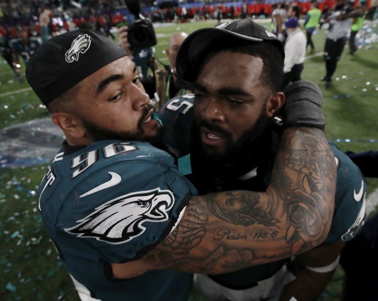  Derek Barnett abraza a  Brandon Graham tras el triunfo de su equipo Philadelphia Eagles. 