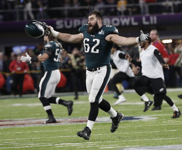 El centro Jason Kelce celebra el triunfo. 