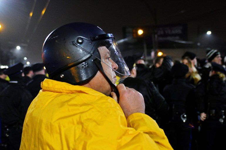 Un polic&iacute;a custodia la celebraci&oacute;n en Filadelfia. 
