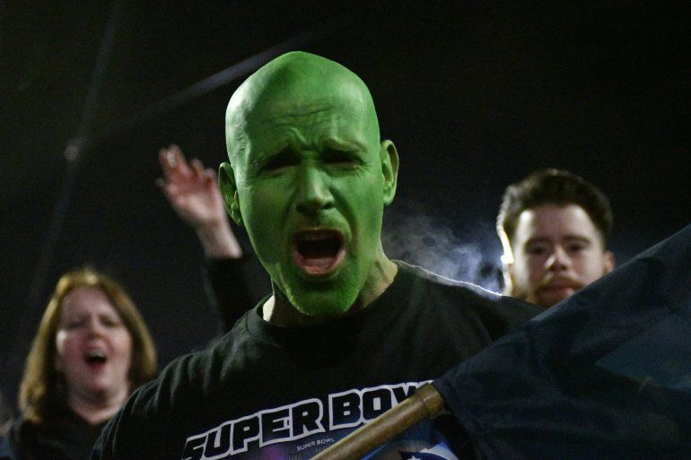 Un hombre con  la cara pintada de verde celebra triunfo de los Philadelphia Eagles .