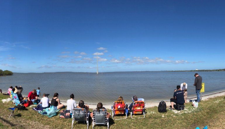 <p>Vista panorámica de un grupo de personas que pudieron ver el lanzamiento del cohete Falcon Heavy, el cohete operativo más potente del mundo. </p>