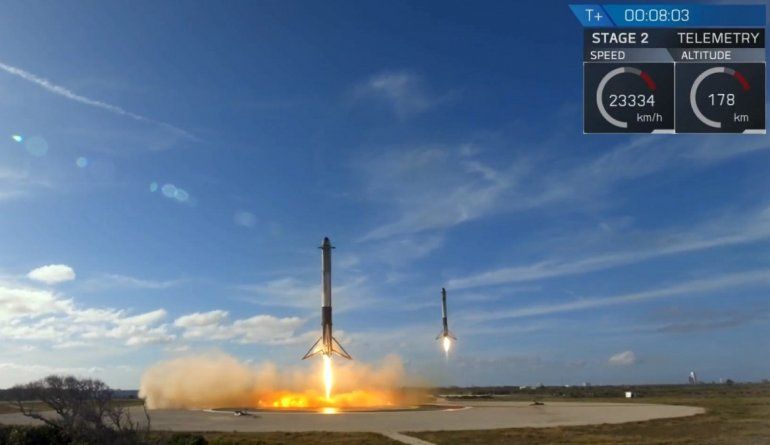 Al menos dos de los impulsores del cohete Falcon Heavy fueron recuperados tras un espectacular y cronometrado aterrizaje.
