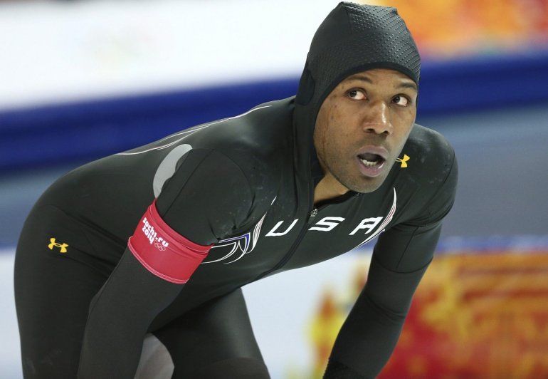 Shani Davis, dos veces medallista de oro en patinaje de velocidad, critic&oacute; el m&eacute;todo de lanzar una moneda al aire para definir al abanderado del team USA a los JJOO de invierno.